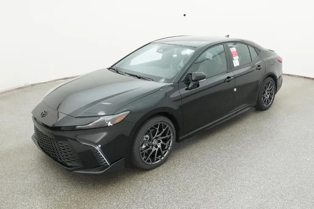 2025 Toyota Camry SE photo 1
