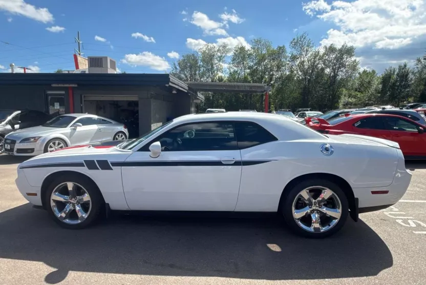 2013 Dodge Challenger R/T Plus photo 1