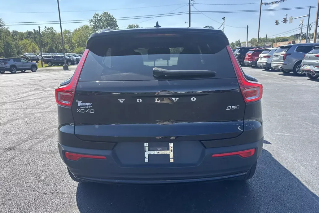 2024 Volvo XC40 Core photo 1