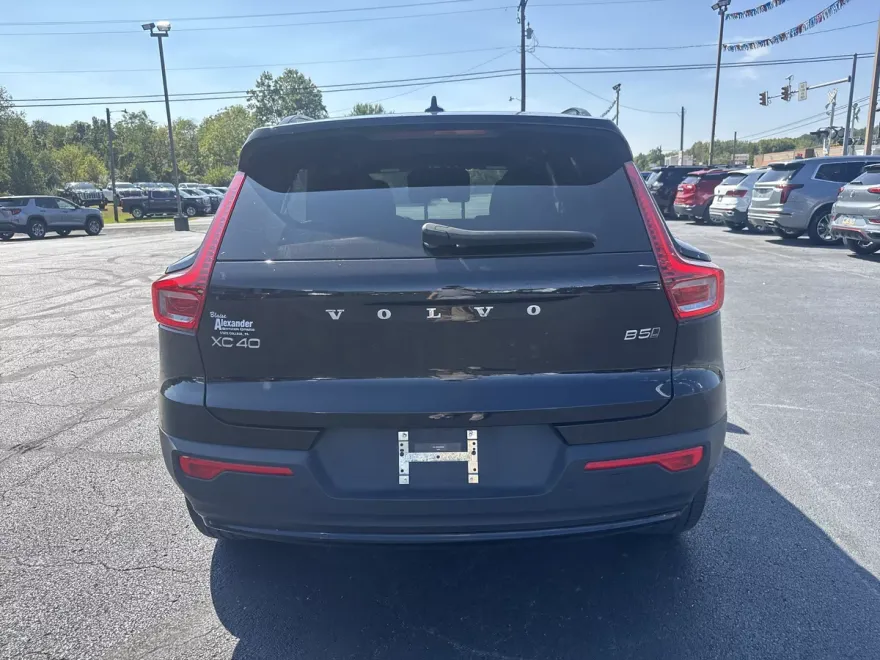 2024 Volvo XC40 Core photo 1