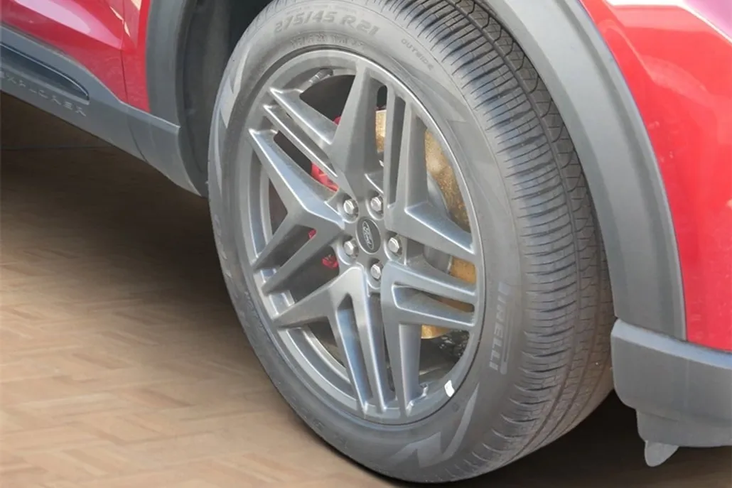 2025 Ford Explorer ST-Line photo 1