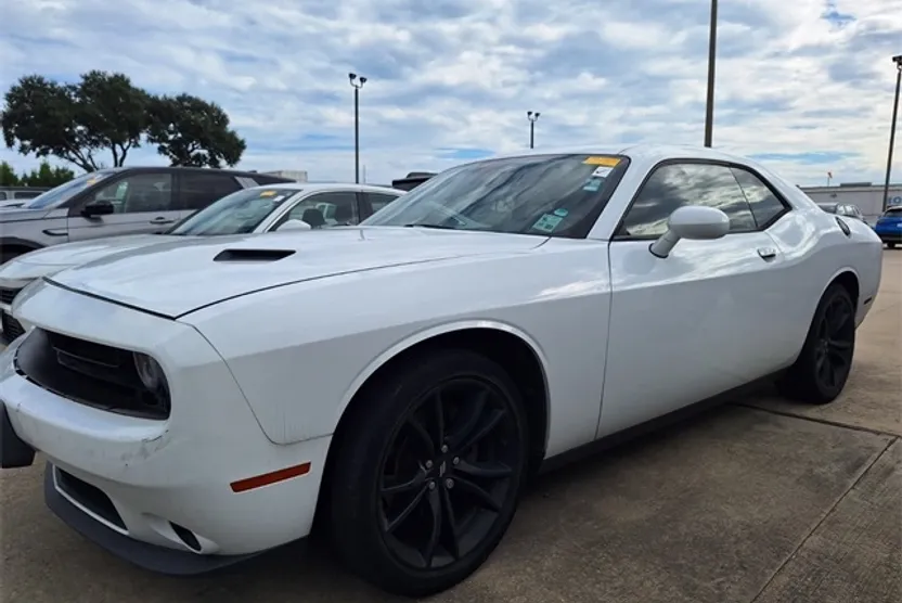 2018 Dodge Challenger SXT photo 1