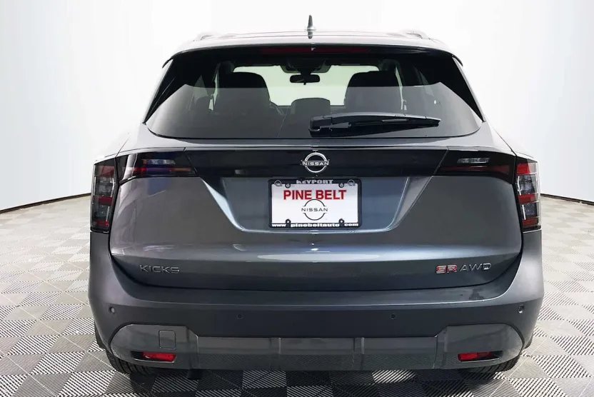 2025 Nissan Kicks SR photo 1