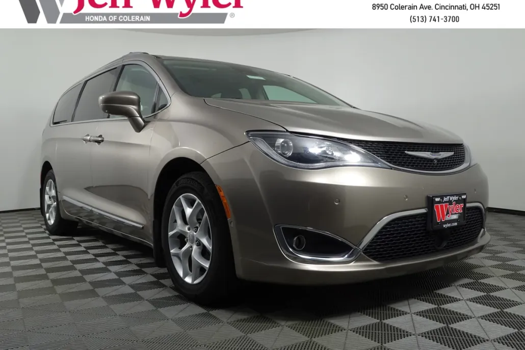 2017 Chrysler Pacifica Touring Plus photo 1