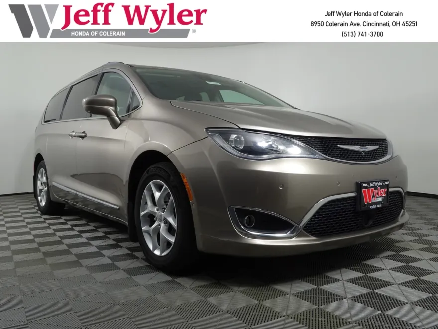 2017 Chrysler Pacifica Touring Plus photo 1
