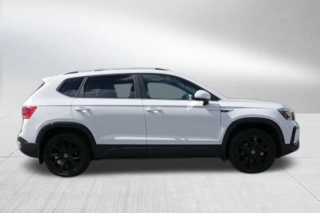 2023 Volkswagen Taos SE photo 1