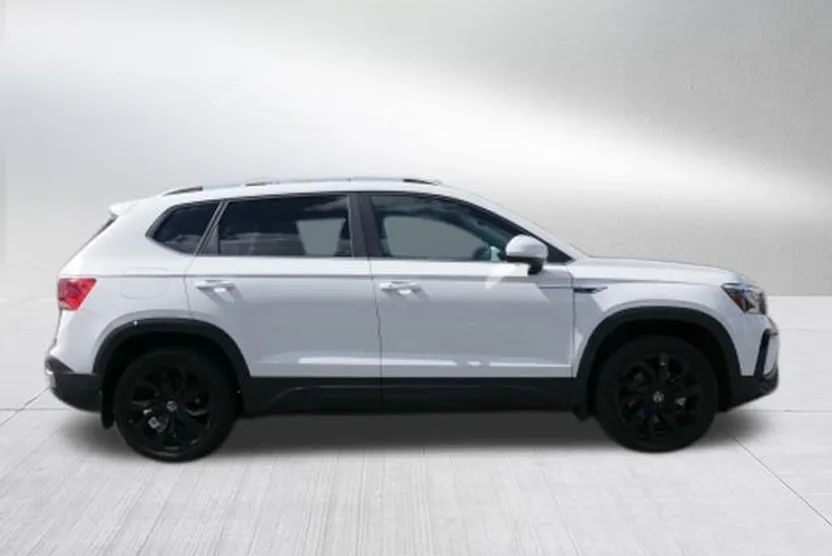2023 Volkswagen Taos SE photo 1