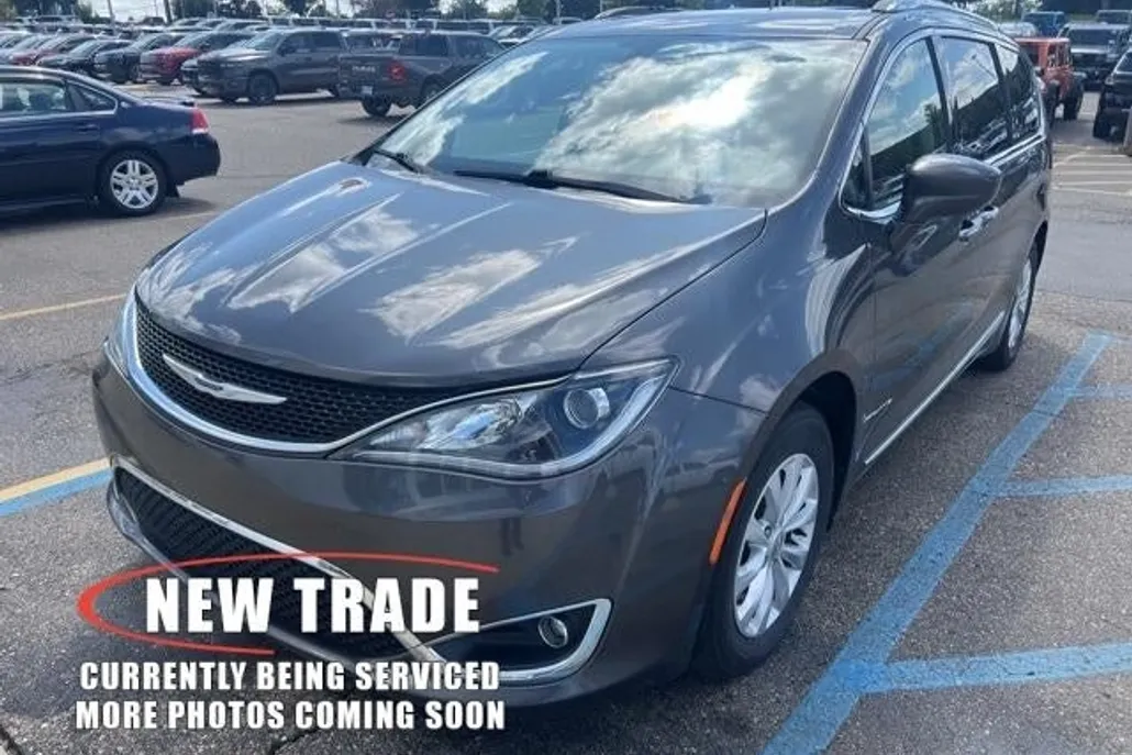 2018 Chrysler Pacifica Touring Plus photo 1