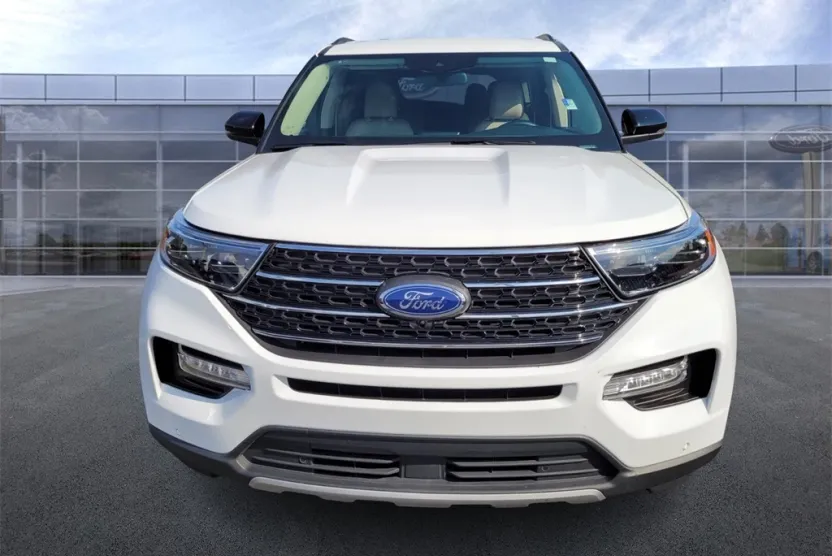 2024 Ford Explorer XLT photo 1