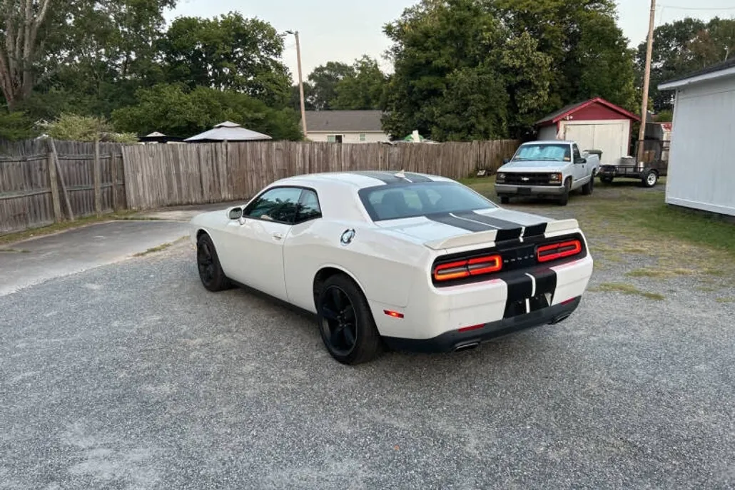 2017 Dodge Challenger SXT Plus photo 1