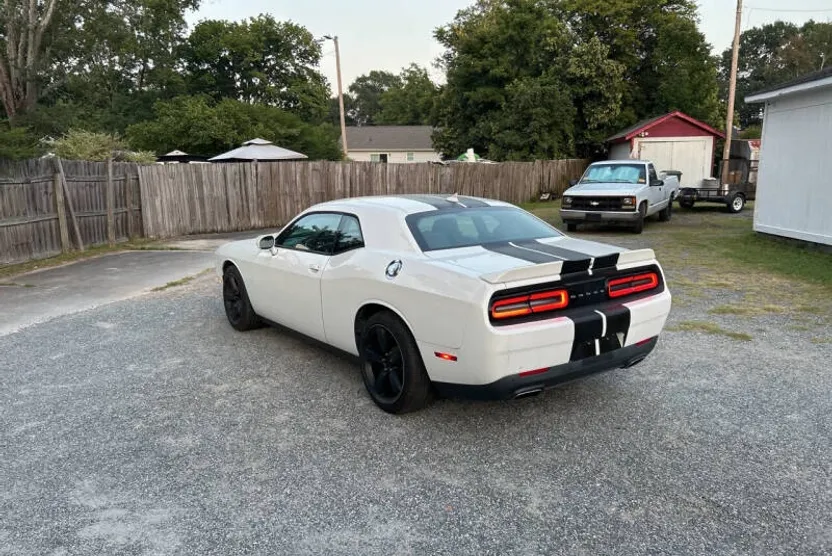 2017 Dodge Challenger SXT Plus photo 1