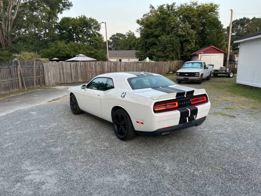 2017 Dodge Challenger SXT Plus photo 1