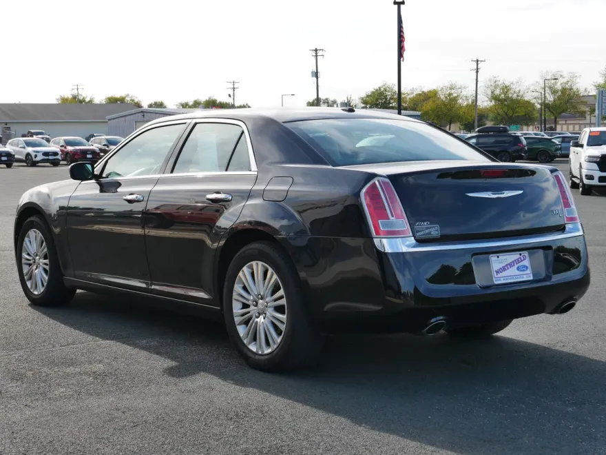 2013 Chrysler 300 photo 1