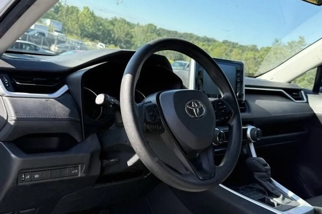2021 Toyota RAV4 XLE photo 1
