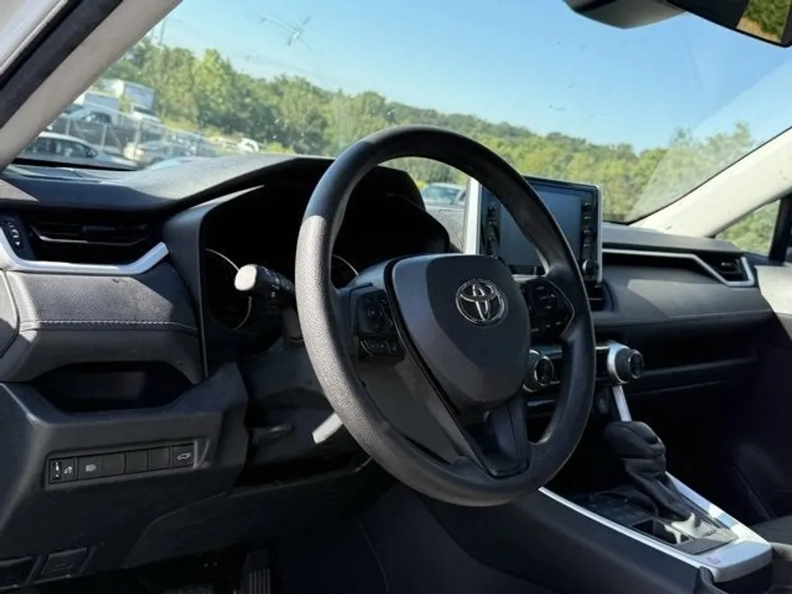 2021 Toyota RAV4 XLE photo 1