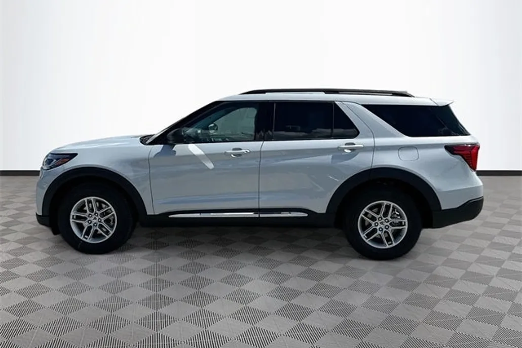 2025 Ford Explorer photo 1