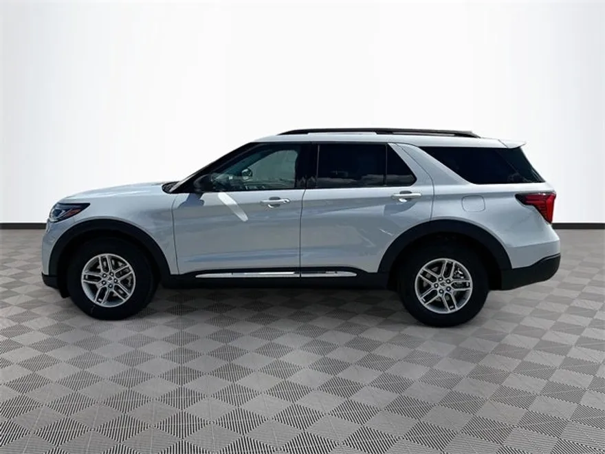 2025 Ford Explorer photo 1