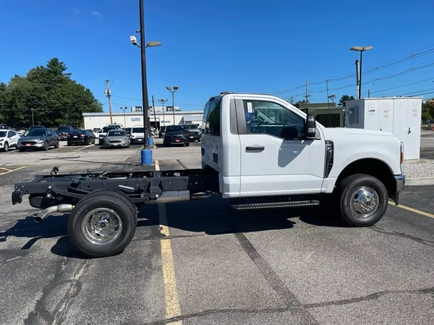2025 Ford F-350 XL photo 1