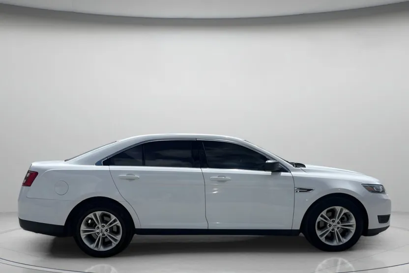 2018 Ford Taurus SE photo 1