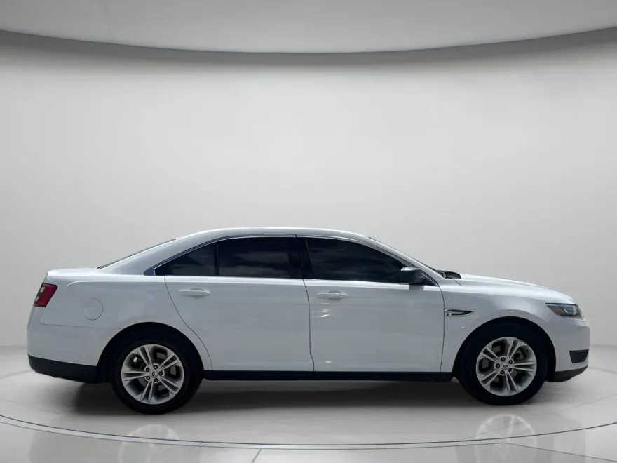 2018 Ford Taurus SE photo 1
