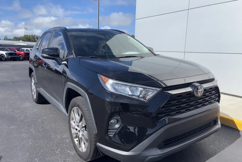 2021 Toyota RAV4 XLE Premium photo 1
