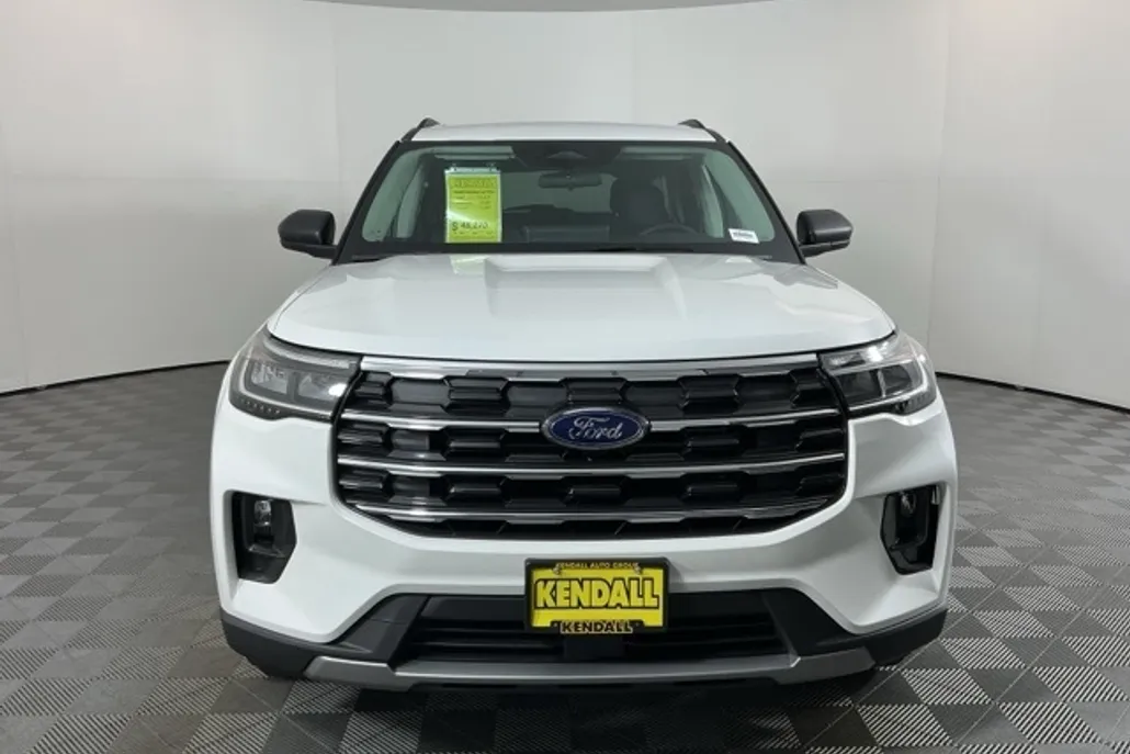 2025 Ford Explorer photo 1