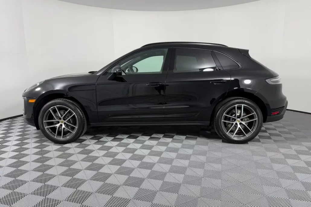2026 Porsche Macan T photo 1