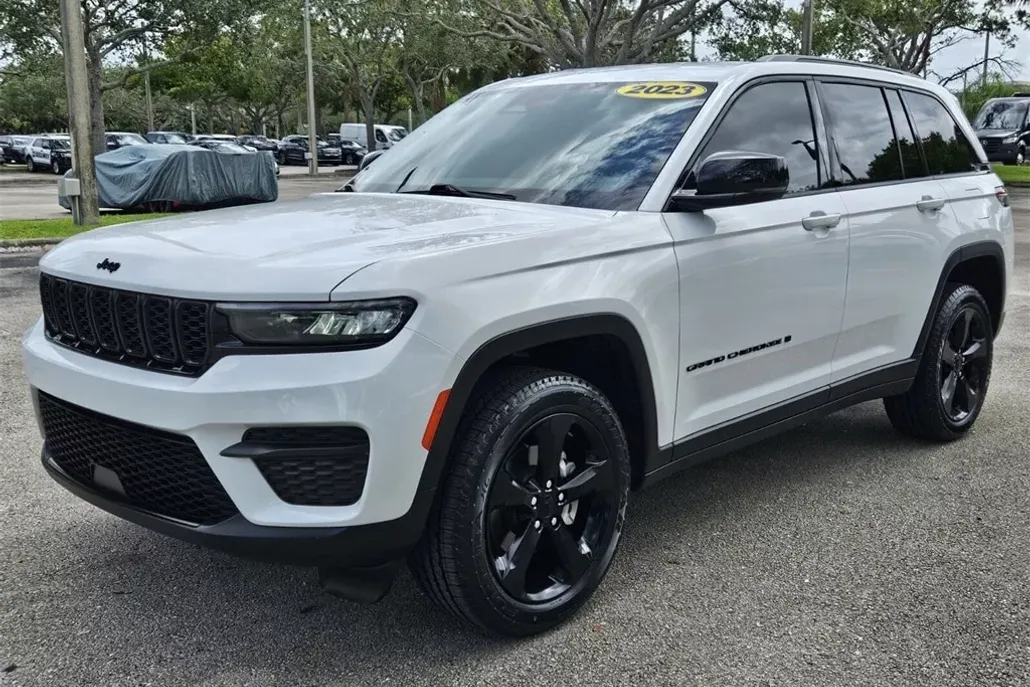 2023 Jeep Grand Cherokee Altitude photo 1