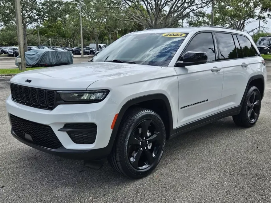 2023 Jeep Grand Cherokee Altitude photo 1