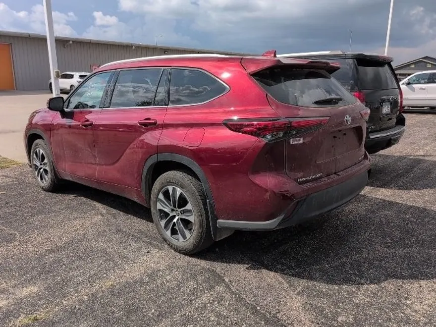 2022 Toyota Highlander XLE photo 1
