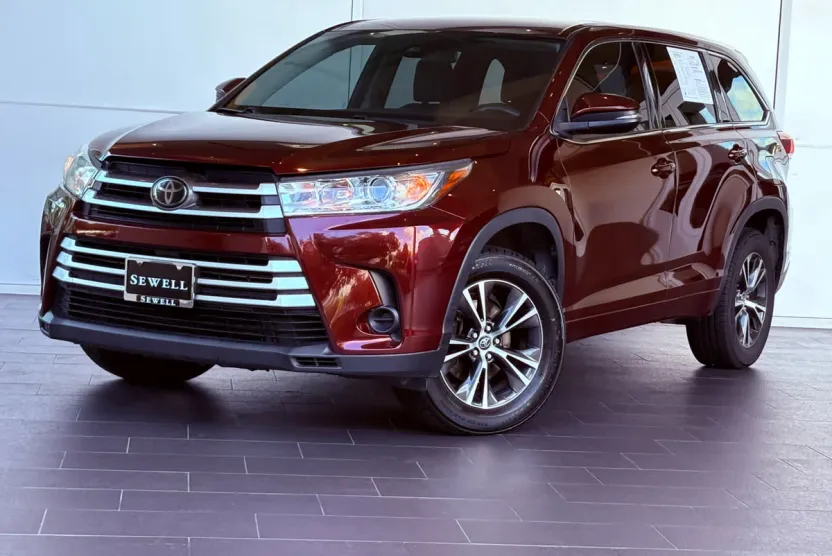 2017 Toyota Highlander LE photo 1