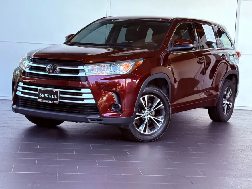 2017 Toyota Highlander LE photo 1