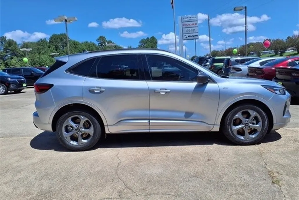2023 Ford Escape ST-Line photo 1