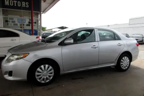 2009 Toyota Corolla LE photo 2