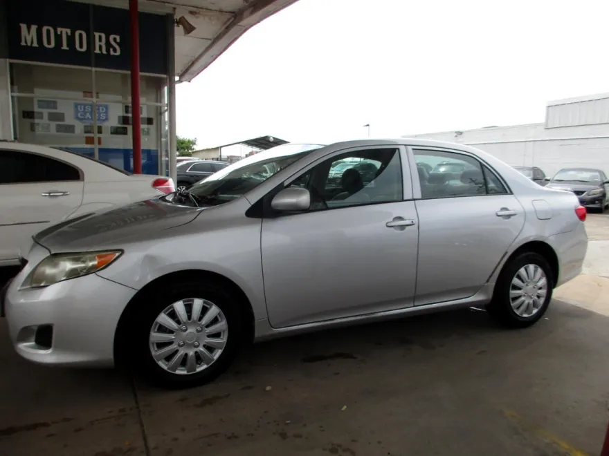 2009 Toyota Corolla LE photo 2