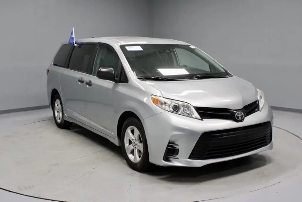 2020 Toyota Sienna L photo 1