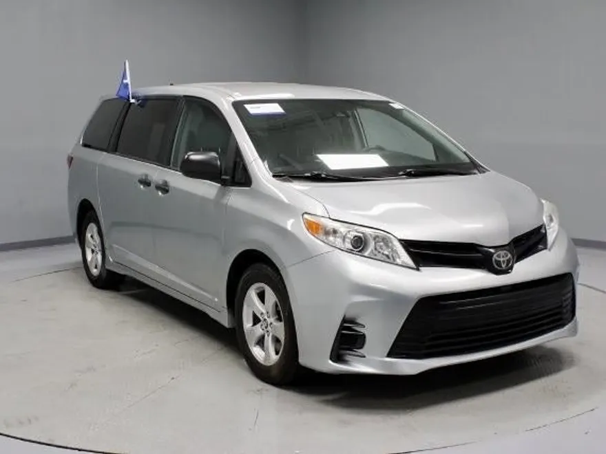 2020 Toyota Sienna L photo 1