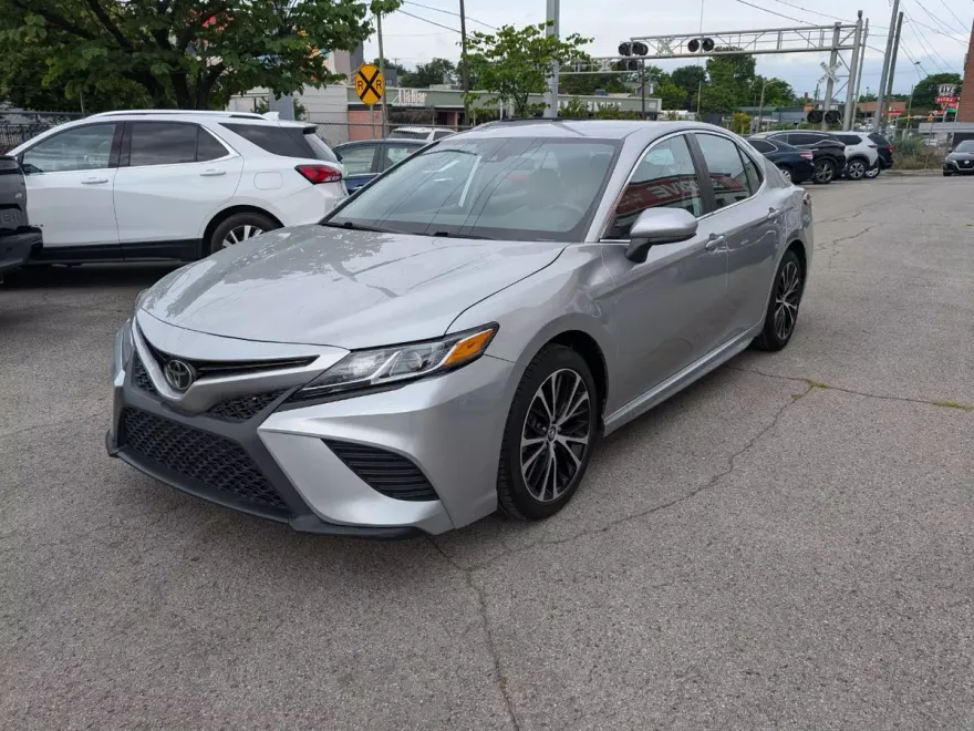 2020 Toyota Camry SE photo 1