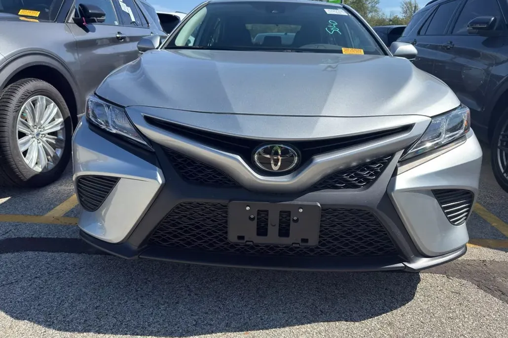 2020 Toyota Camry SE photo 1