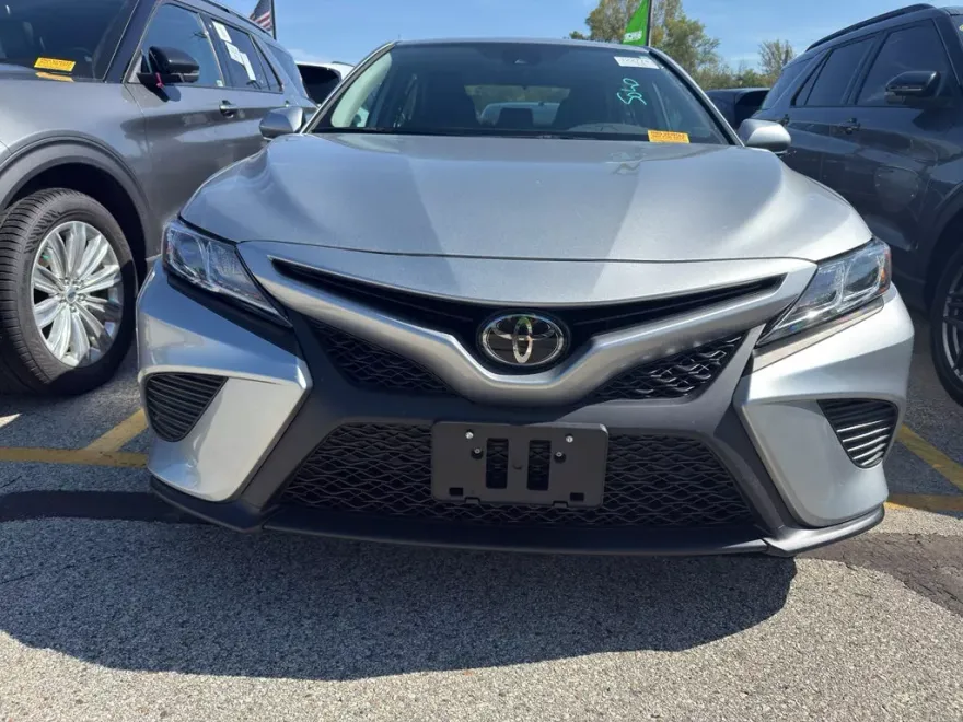 2020 Toyota Camry SE photo 1
