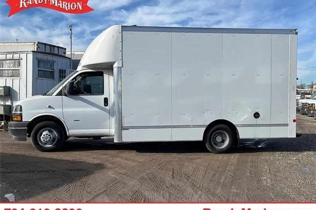 2022 Chevrolet Express Cutaway 3500 Base photo 1