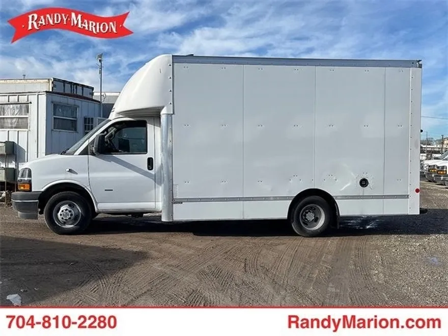 2022 Chevrolet Express Cutaway 3500 Base photo 1