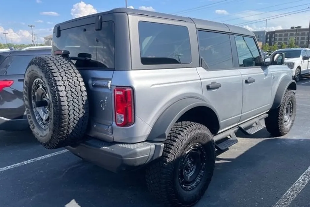 2024 Ford Bronco Black Diamond photo 1