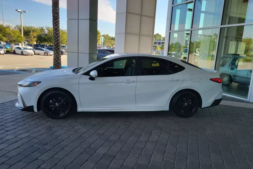 2025 Toyota Camry SE photo 1
