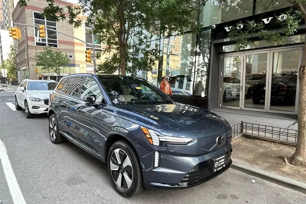 2025 Volvo EX90 Twin Motor Plus photo 1