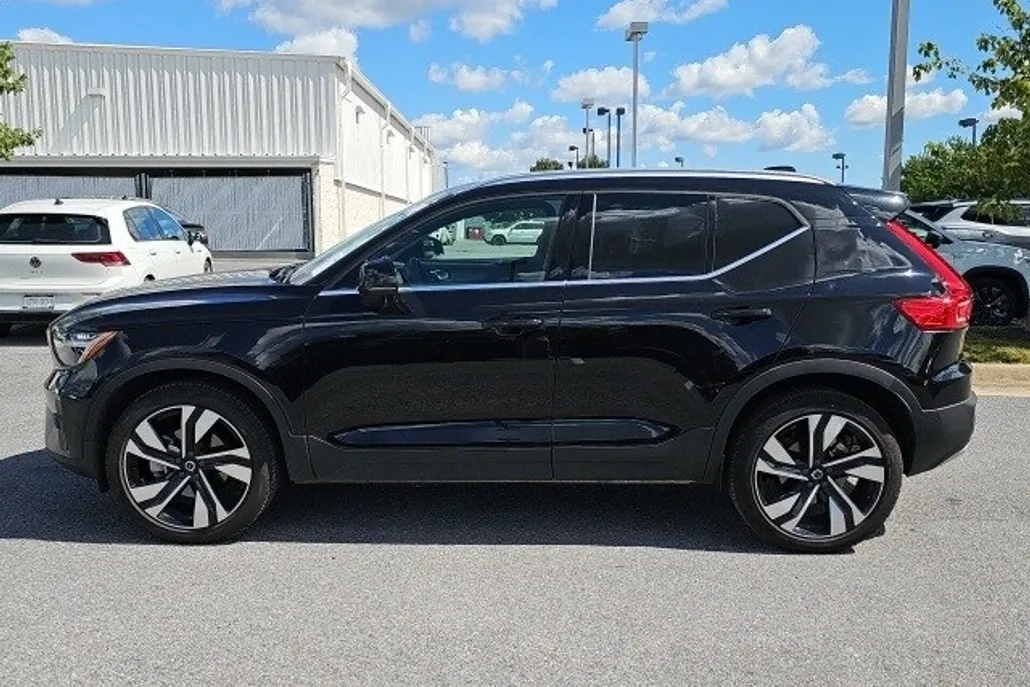 2025 Volvo XC40 Plus photo 1