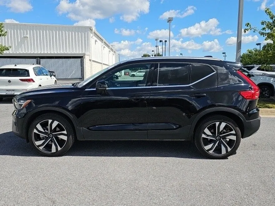 2025 Volvo XC40 Plus photo 1