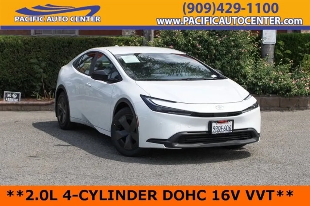 2024 Toyota Prius LE photo 1