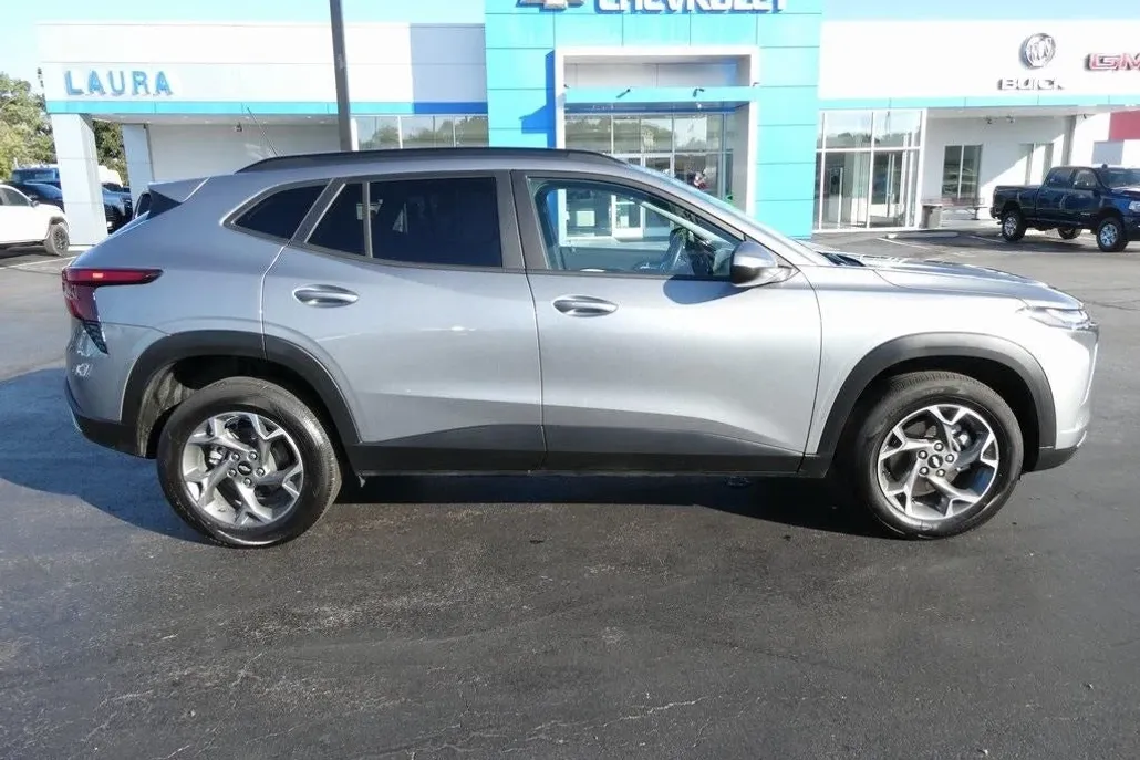 2024 Chevrolet Trax LT photo 1
