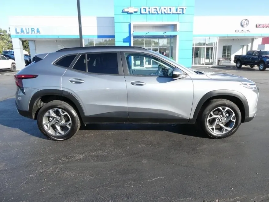 2024 Chevrolet Trax LT photo 1